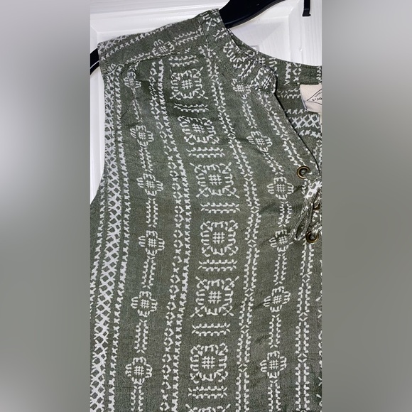 St. John’s Bay Green Trible Shirt - Picture 4 of 7